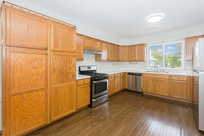 Building Photo - 504 N La Grange Rd
