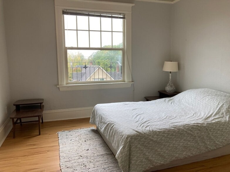 Building Photo - 2109 NW Irving St