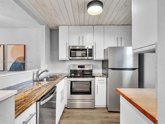 Building Photo - 9340 Lagoon Pl