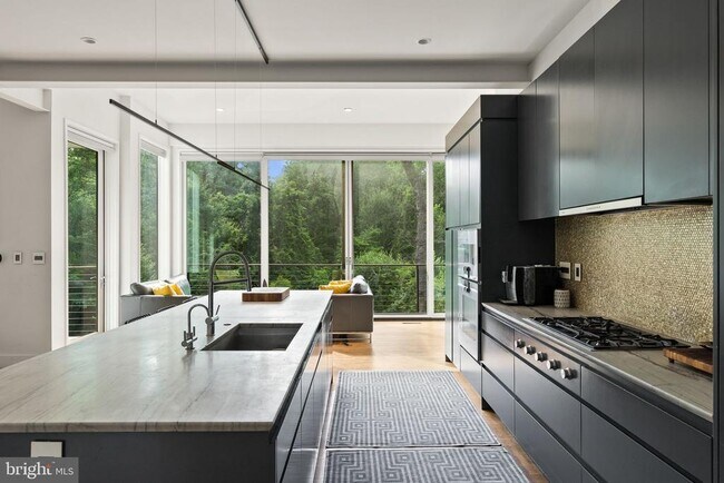 Building Photo - 3820 Argyle Terrace NW