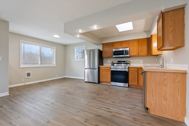 Building Photo - Newly Renovated 2 bedroom apartment