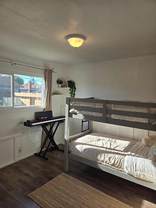 Building Photo - Beautifully Updated 3 Bed, 2 Bath Single S...