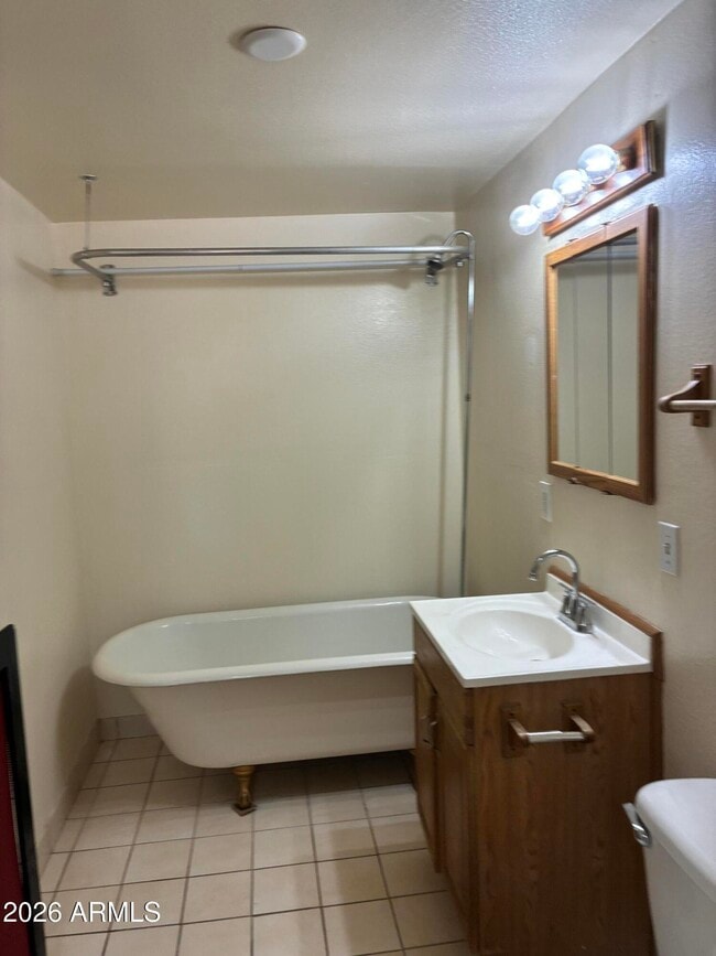 Building Photo - 1422 E Yucca St