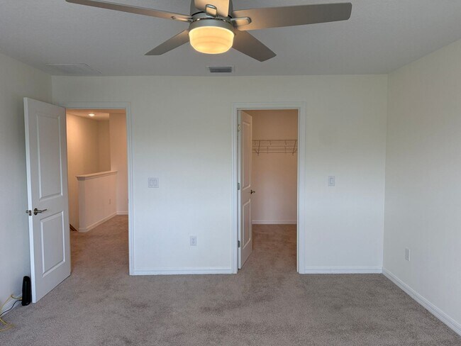 Building Photo - 3 Bedroom 2.5 Bath Townhouse W/1 Car garag...