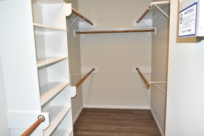 Building Photo - 11111 Sprucedale Ct