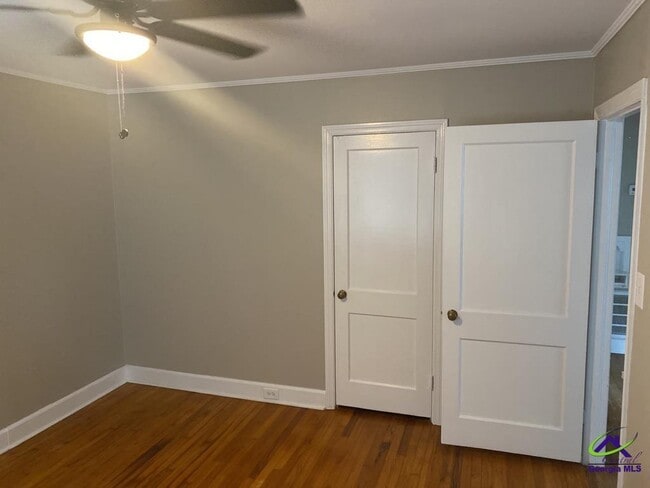 Building Photo - 2740 Northwoods Dr S