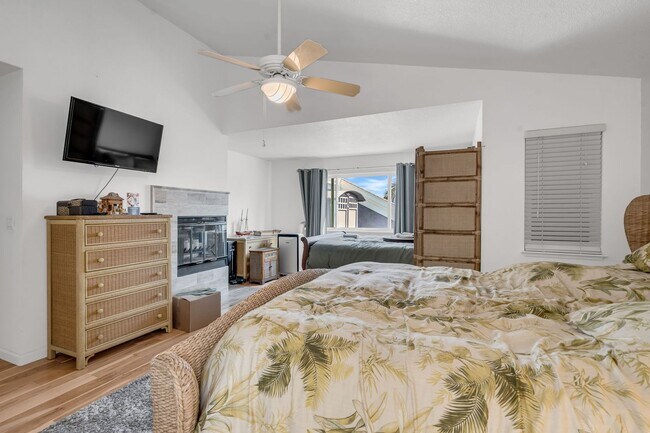 Building Photo - INCREDIBLE LOCATION... END OF CUL DE SAC WITH OVER 100 FEET ON WATER... MARVELOUS DOCK AND DECK W...