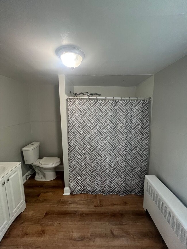 Building Photo - Bright 2-Bedroom with Spacious Bath & Priv...