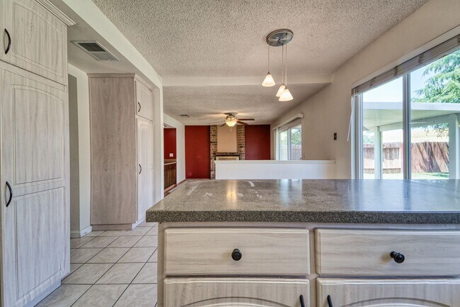 Building Photo - LARGE 5-bedroom 3 bath home in a great loc...