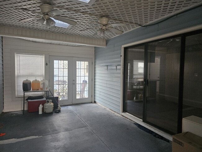 Building Photo - Two blocks from the beach!