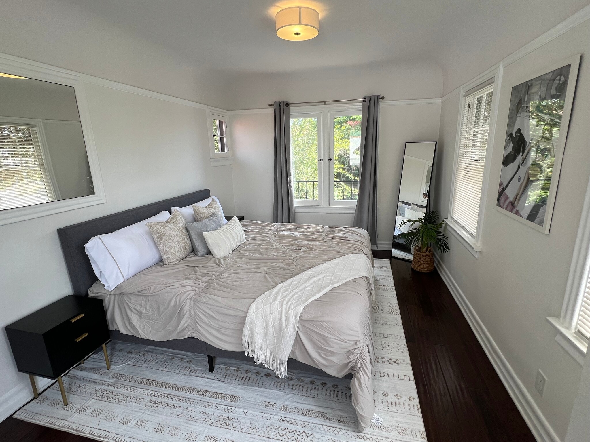 Building Photo - 7865 Willoughby Ave