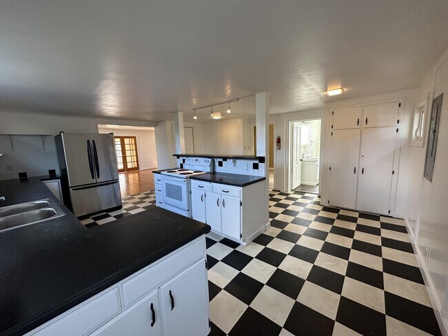 Building Photo - 38 4th St S