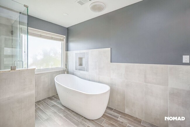 Building Photo - Spacious 3BR, with bonus room House in Law...