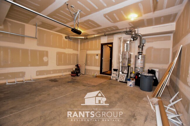 Building Photo - Great Location!