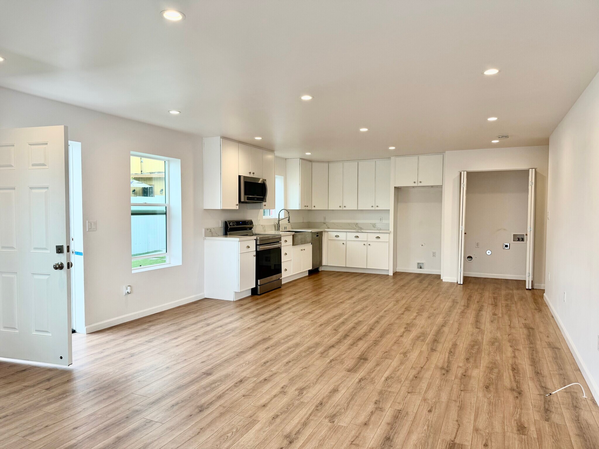 Building Photo - 384 Hargrave St