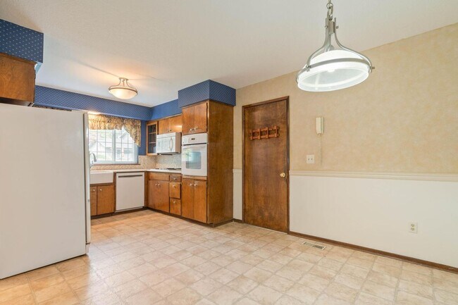 Building Photo - Spacious, well-cared for 4-bdrm/3-bath split-level—Family/laundry rooms, backyard, garage