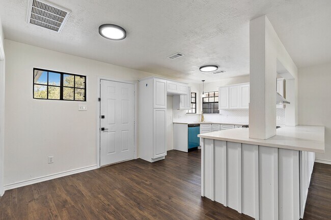 Building Photo - 504 Percival St