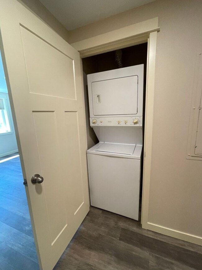 Building Photo - Two Bedroom/Two Bath in the Hillview Condo...