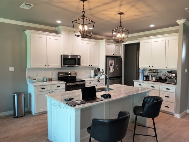 Building Photo - Stunning and Spacious 3bed/2bath Home – Yo...