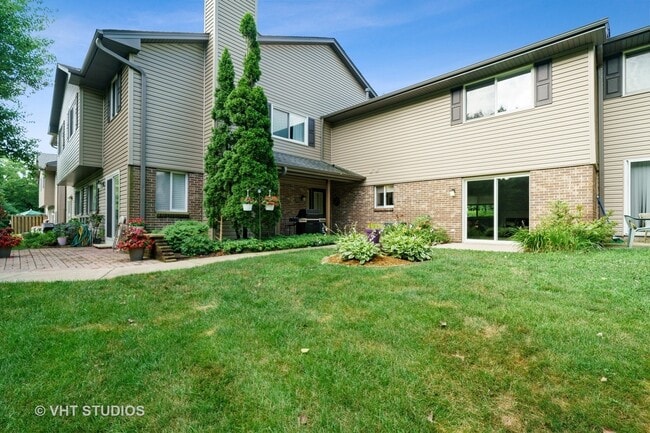 Building Photo - 450 Valley Dr