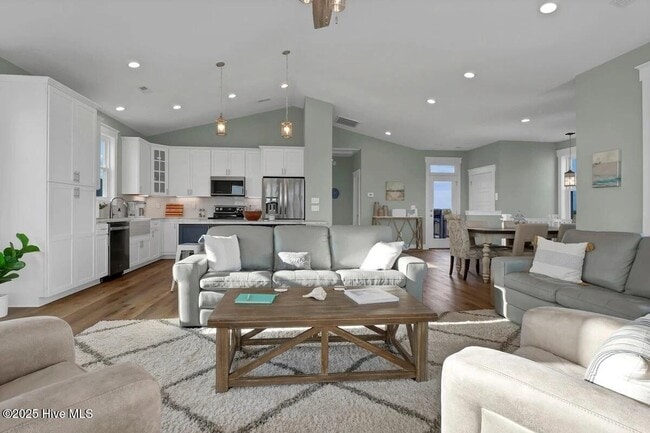 Building Photo - 3547 Island Dr