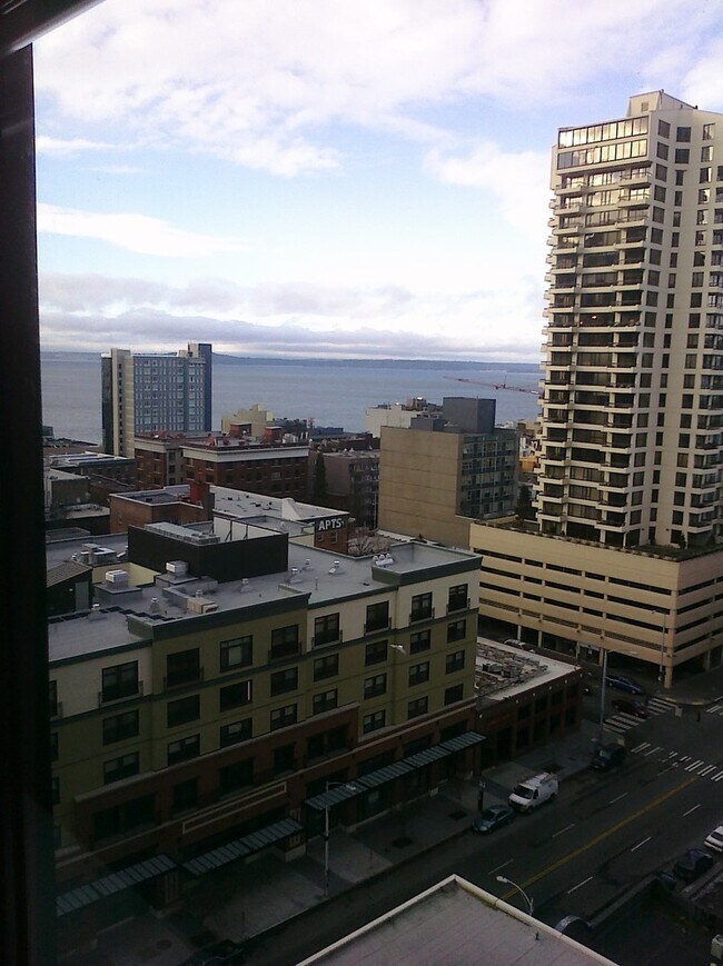 Building Photo - Beautiful bright One Bedroom Condo With a ...