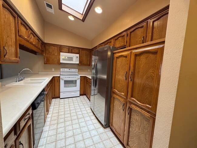 Building Photo - Mid-century Modern Garden Home!