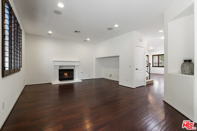 Building Photo - 14321 Hortense St