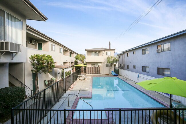 Building Photo - 400 E Live Oak St