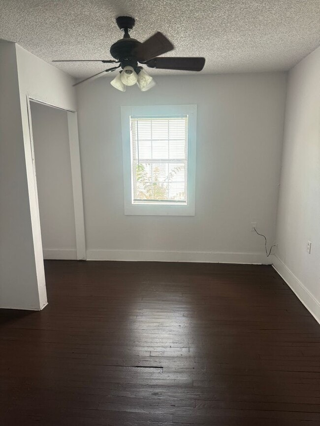 Building Photo - large 3bedroom 1 bathroom