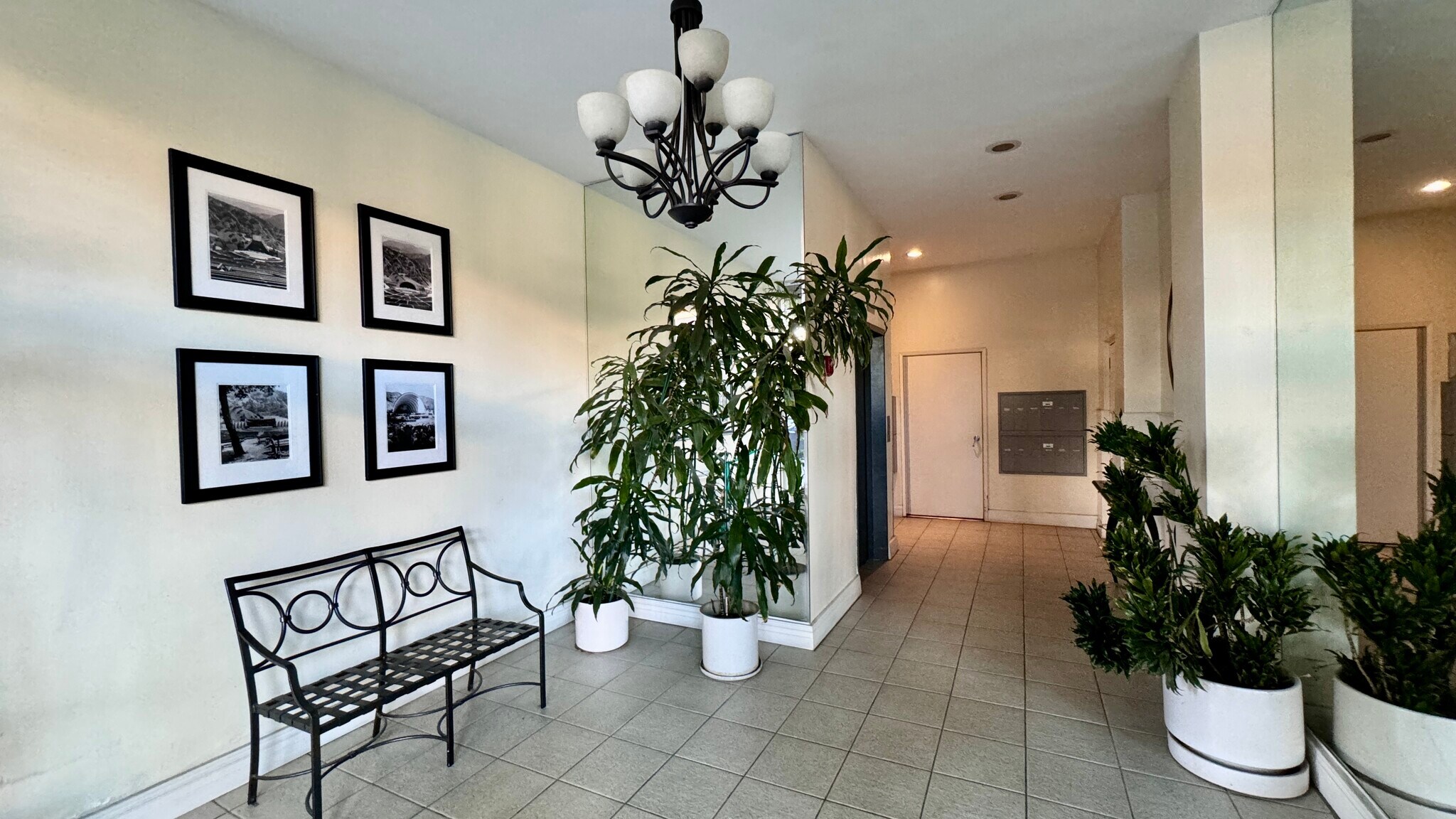Building Photo - 645 Westmount Dr