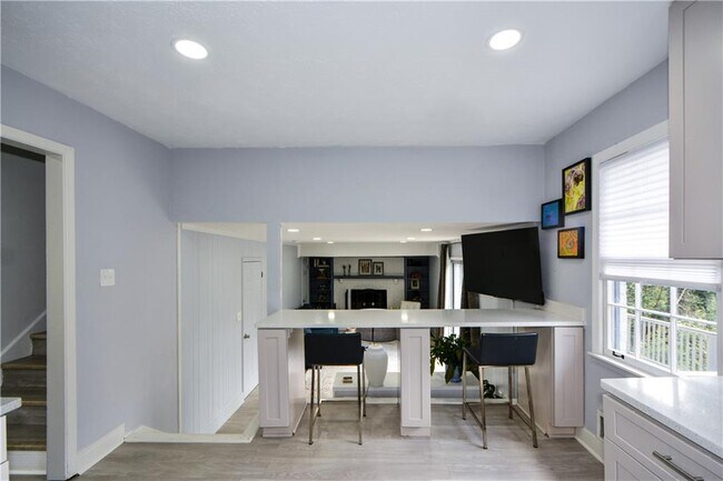 Building Photo - 643 Navarre Dr