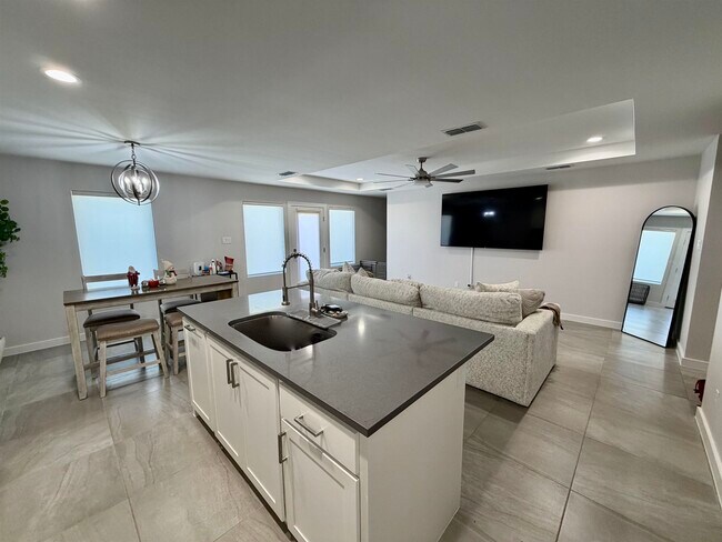 Building Photo - 4010 Ave Fenix Dr