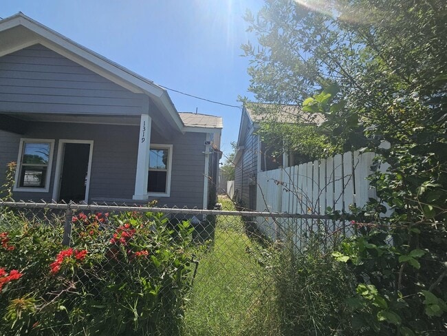 Building Photo - 1319 Santa Maria Ave