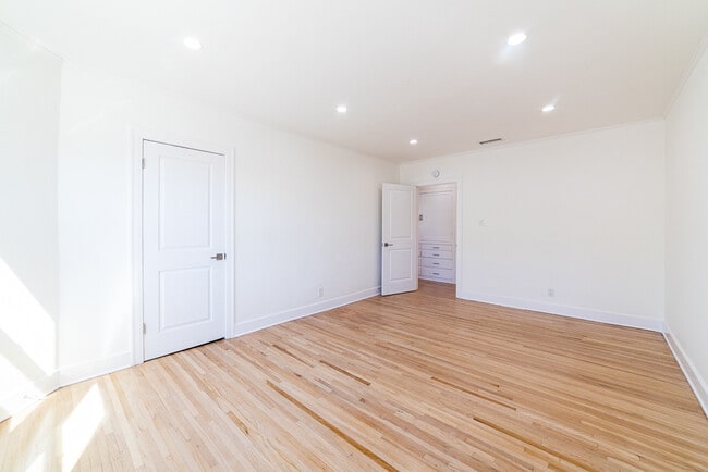 Building Photo - 5065 Edgewood Pl