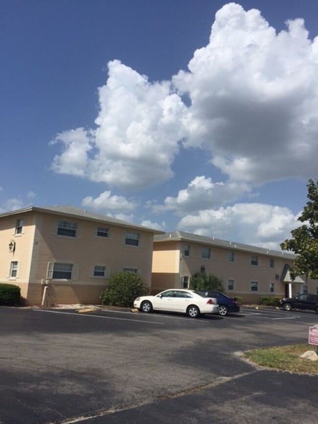 Building Photo - 2 bedroom 2 bath - walk in closet - master - dining area in kitchen