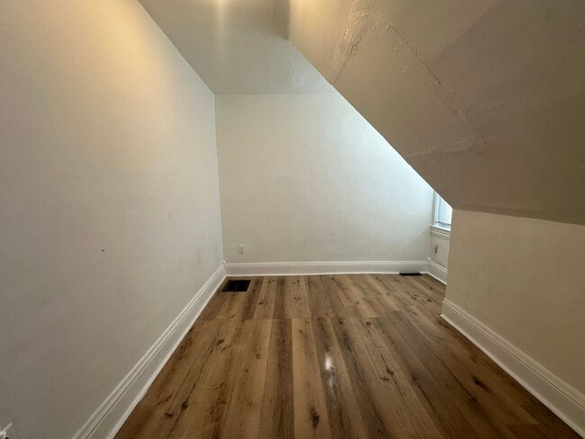 Building Photo - Three Bedroom Home in Battle Creek