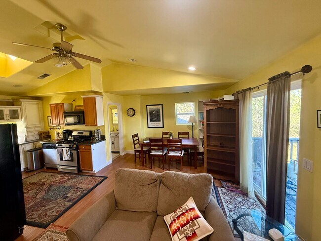 Building Photo - 14009 Bitney Springs Rd