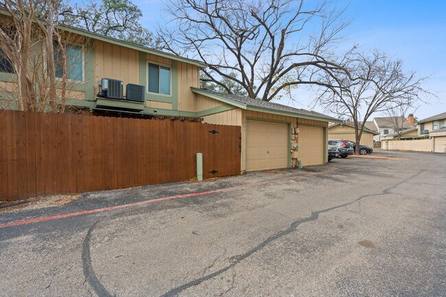 Building Photo - 905 Silver Quail Ln