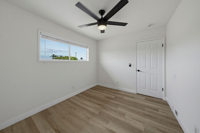 Building Photo - Charming 2-Bedroom Townhouse for Rent in Huntington Beach!