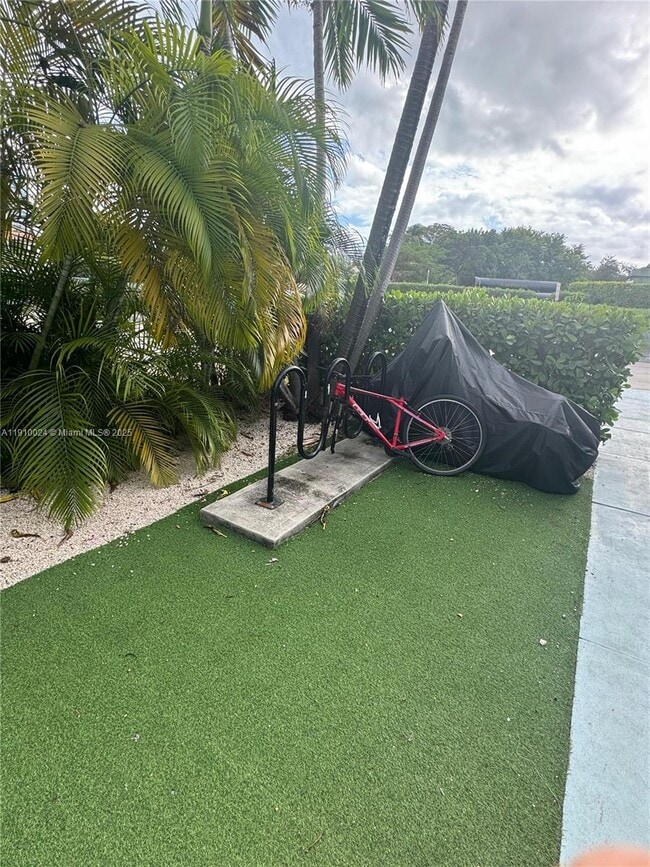 Building Photo - 319 W 28th St