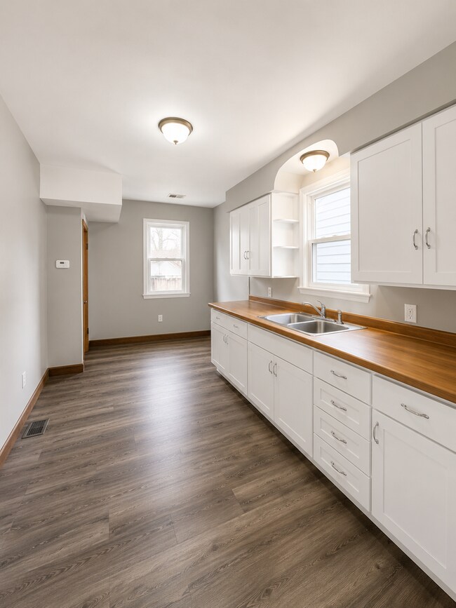 Building Photo - Bright & Spacious 3BR Home with Classic Hardwood Floors and Large Backyard!