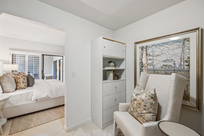 Building Photo - Elegant 2BR Condo with Golf Course Views i...