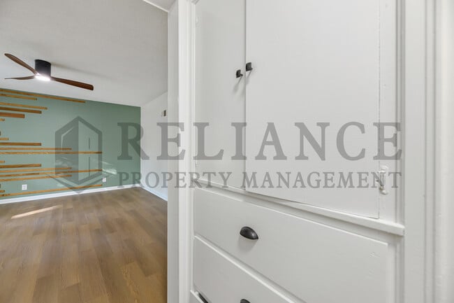 Building Photo - 2046 N Burns Ave