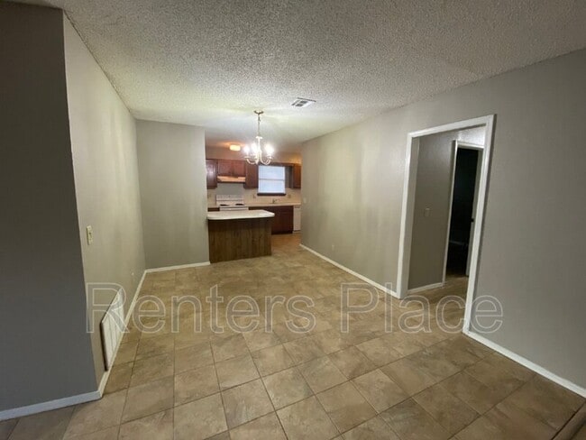 Building Photo - 4809 S Gum Ave
