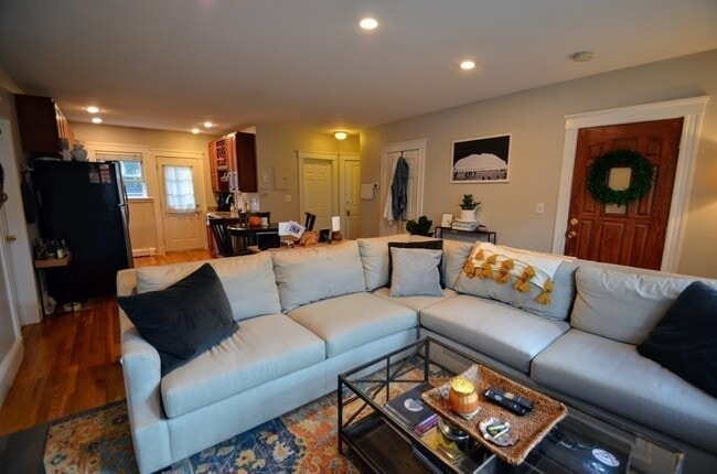 Building Photo - 103 Welles Ave