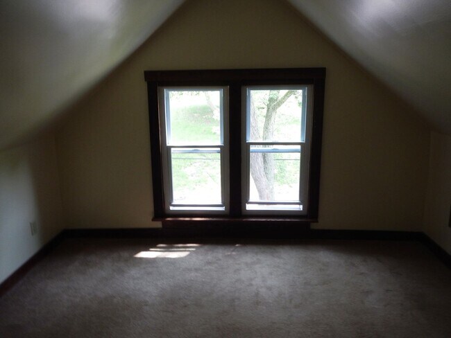 Building Photo - Four Bedroom Duplex with Great Park View 7...