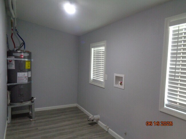 Building Photo - Cute and Cozy Ranch Style Home in East Lan...