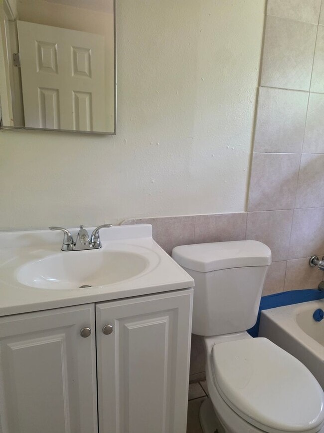 Building Photo - 2/1 DUPLEX