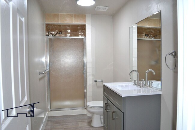 Building Photo - Main St Duplex